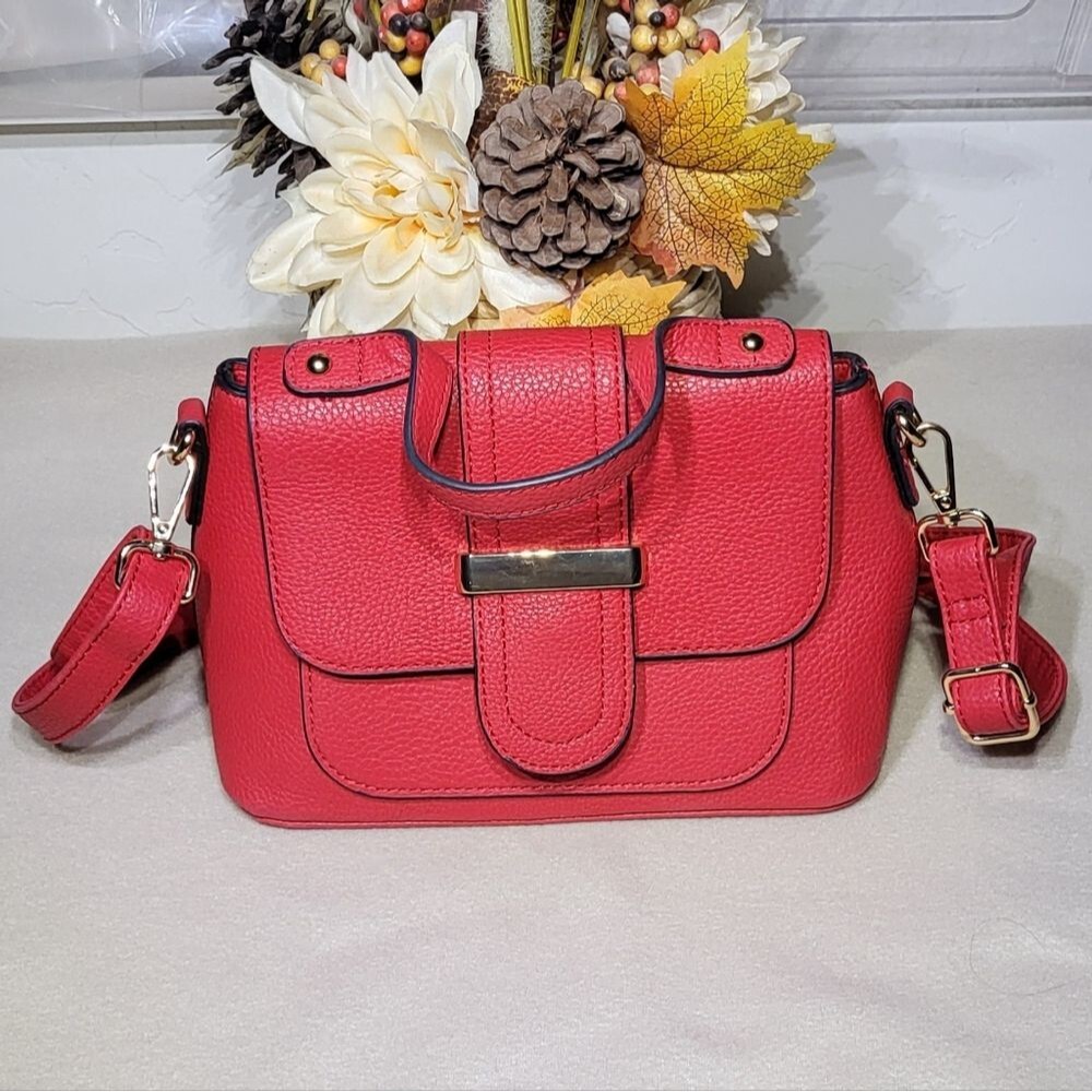 Woman's Small Red Handbag Crossbody Style Purse 6in(H)X8.5in (L)X4in(W) EUC - Picture 2 of 7